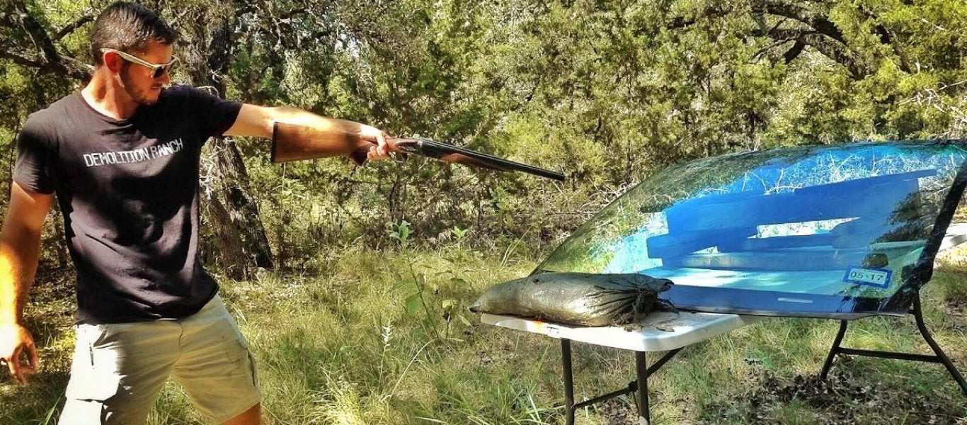 Δίκαννο εναντίον… του παρμπρίζ μίας Lamborghini (βίντεο)